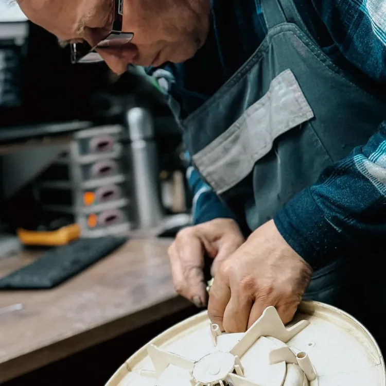 Reparo de componentes de refrigeração em bancada
